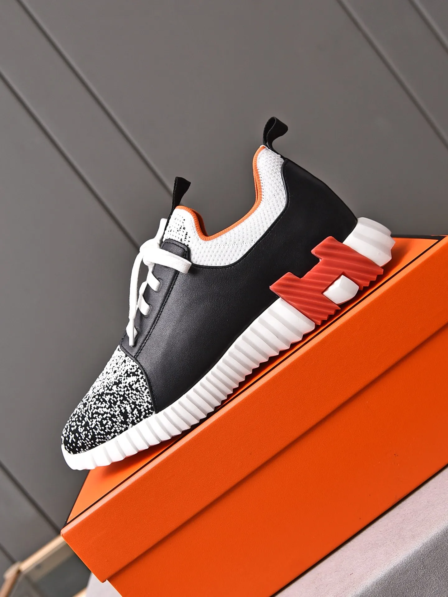 Factory price PP600 [Hermes] fe new arrival~ New Bouncing sneakers are the most comfortable shoes from Hermès, no one else⃣️. They are very light on the feet and look great. You won’t feel tired even when you go shopping and running around. 👍 Very light and comfortable, very light, suitable for both sports and leisure, and feel great when you step on them! It’s up to you to choose, there’s always what you want~ ✔️Fabric: Imported first-layer cowhide + high-elastic fly weave ✔️Inner lining: Imported water-dyed cow lining ✔️Outsole: Seamless combination of IP+TPU (multi-color letters) German technology irradiation machine ✔️Code number: Male 38-44 (45 customized)